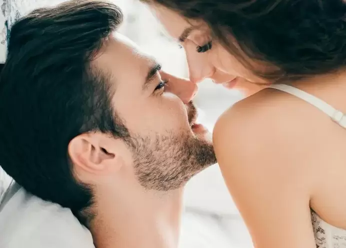 Emakume batekin intimitateak sexu kitzikapena eragiten du gizon batengan